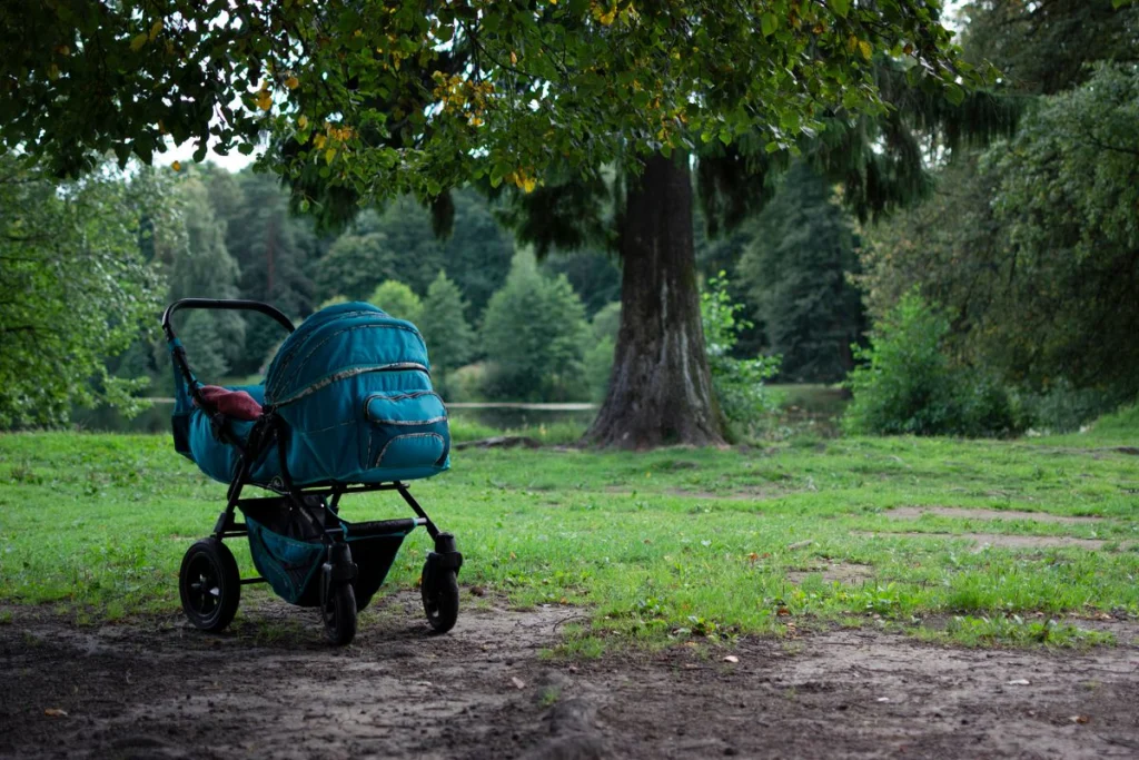 Kinderwagen onder een boom in een rustig park