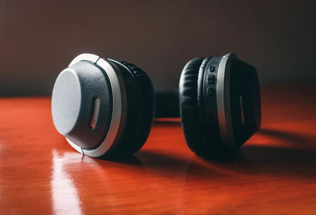 Draadloze over-ear koptelefoon op een houten tafel