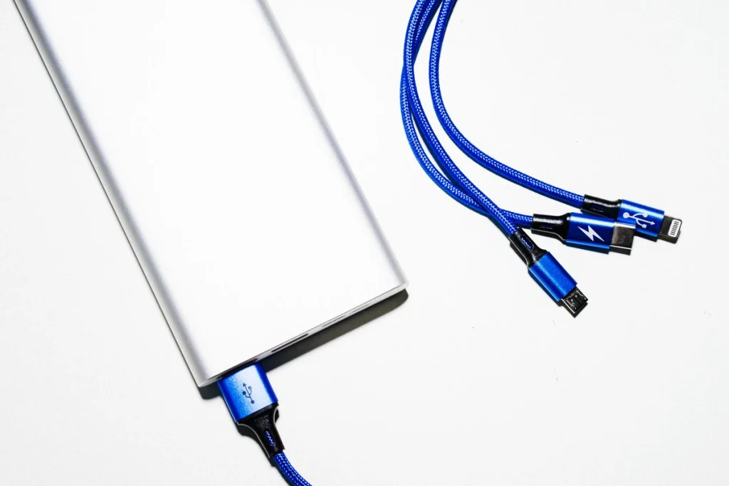 Witte powerbank met blauw USB-oplaadkabel