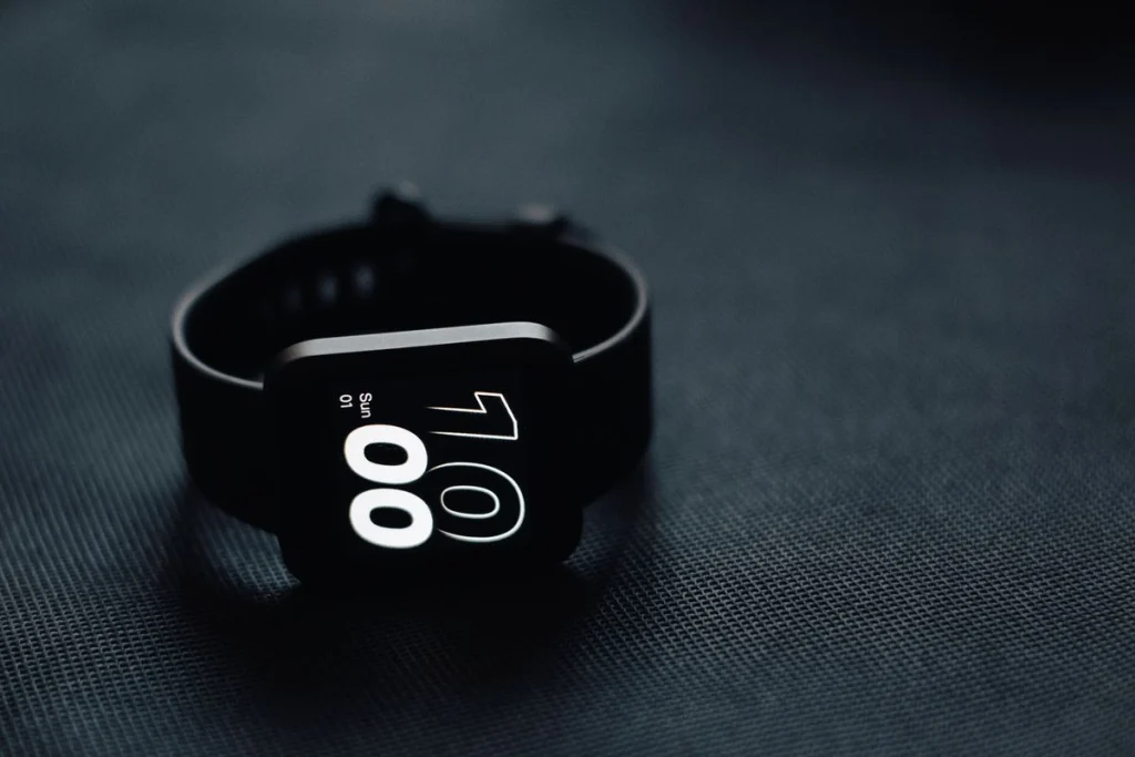 Smartwatch met tijdsweergave op een donkere ondergrond