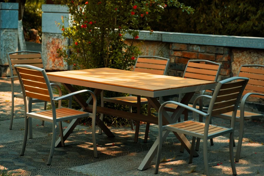 Houten tuintafel met stoelen in een zonnige tuin